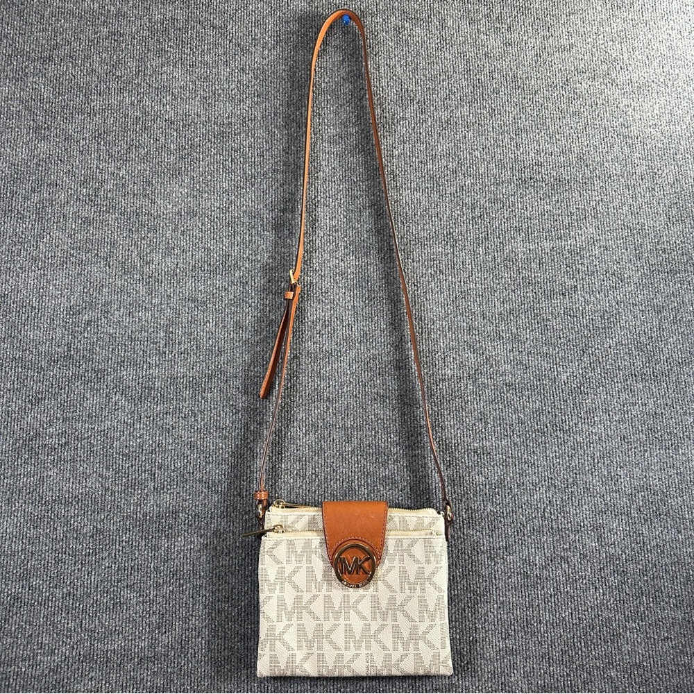 EUC Michael Kors Signature Fulton Logo Crossbody Bag Purse Beige Vanilla - Picture 2 of 7